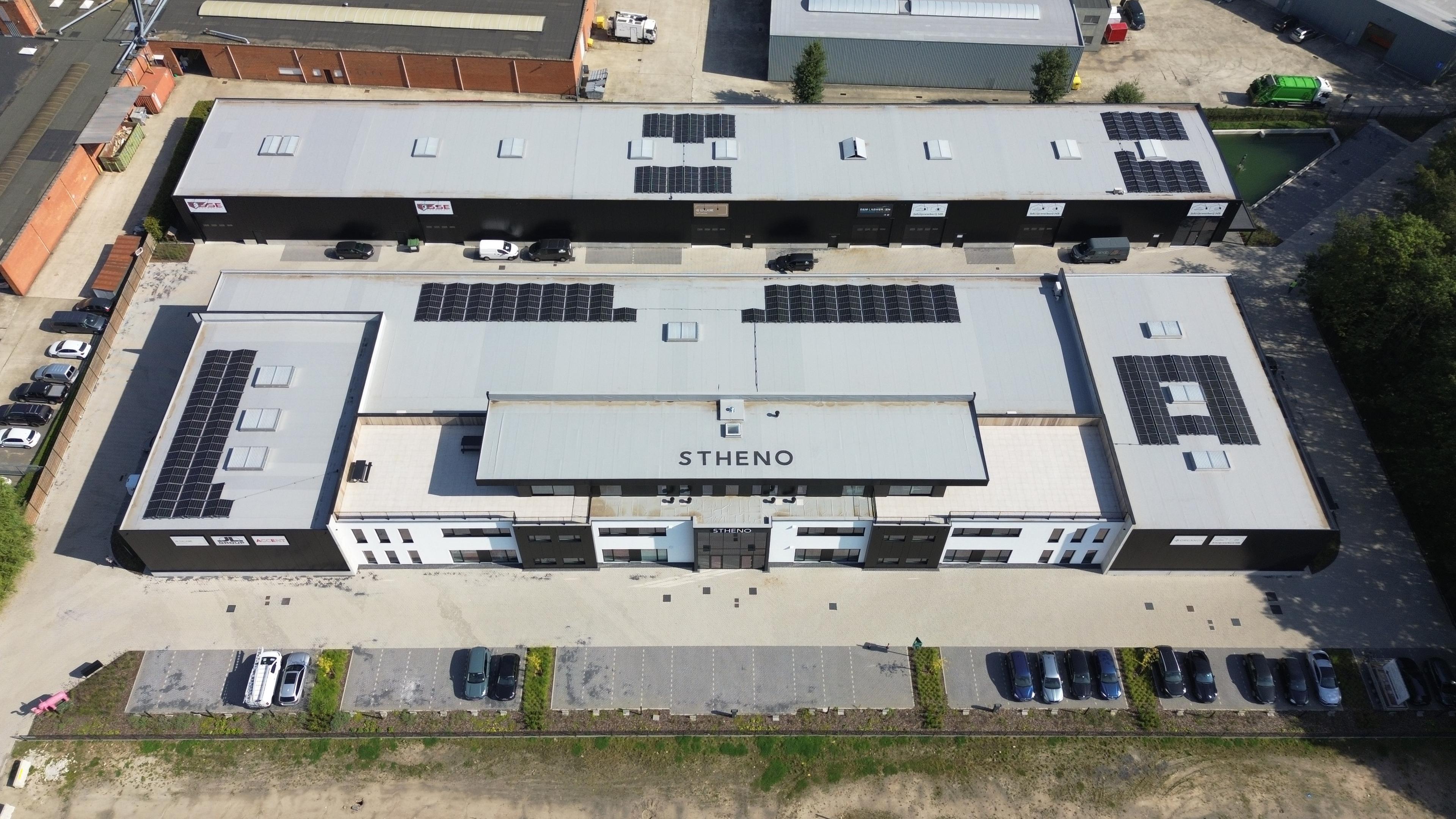 Foto van de bovenkant van het gebouw waarop Stheno staat geschreven